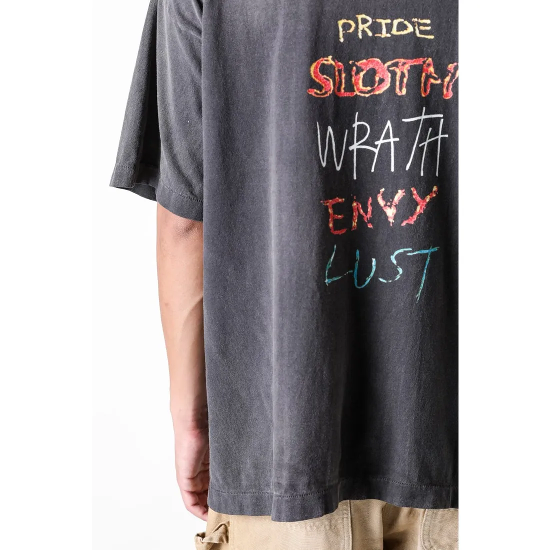 SAINT Mxxxxxx SEVEN DEADLY SS TEE/BLK Phantom SAINT Seven Deadly Sins Printed TEE Washed Black S-XL Look for cylindrical fabrics with no side seams. Don’t buy open width fabrics anymore. It’s boring. Assute garments are dyed. The whole piece is sprayed with Ma Liu. Then spray the heavy parts to fade. The collar and cuffs are frayed. Many hangings are frayed. Accessories are complete. Customized original consistent main mark/wash mark/little angel anti-counterfeiting mark.